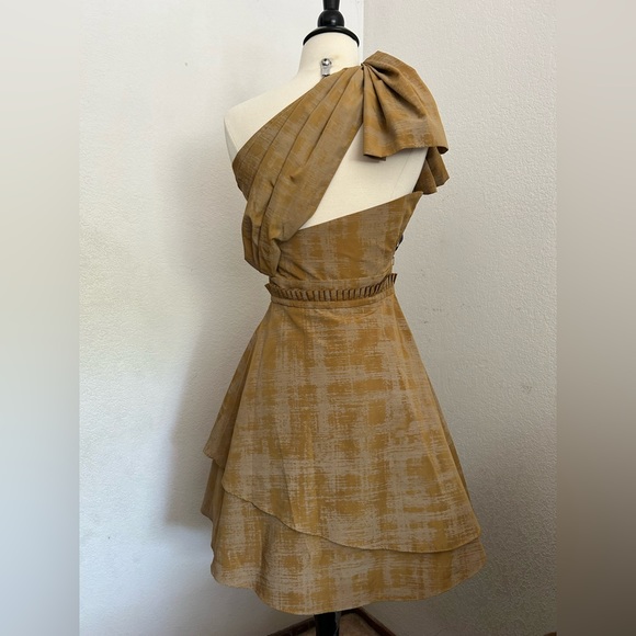 Vera Wang | Fit and Flare One Shoulder Mini Bridesmaid / Wedding Guest Dress - Picture 2 of 3